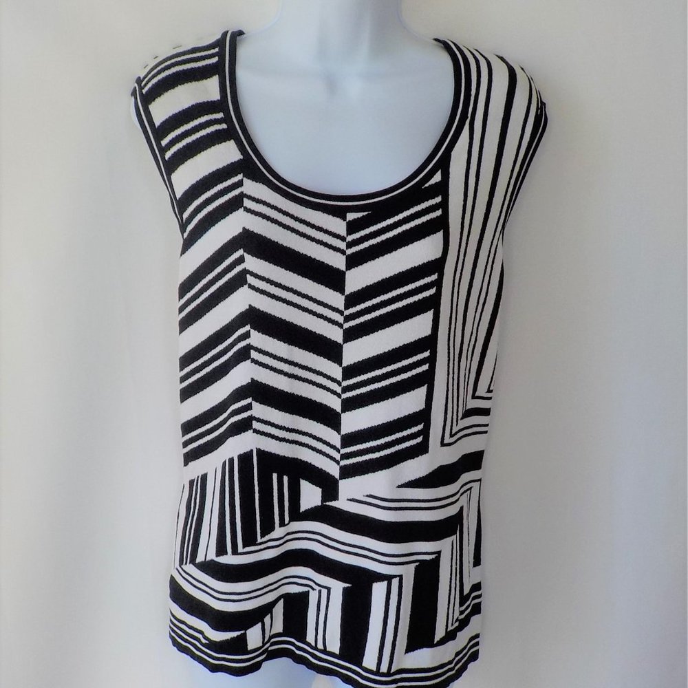 Woman's Geometrical Sleeveless Knit Top